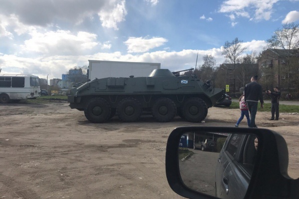В Ярославле припарковали танк у магазина автозапчастей В Ярославле припарковали танк у магазина автозапчастей
