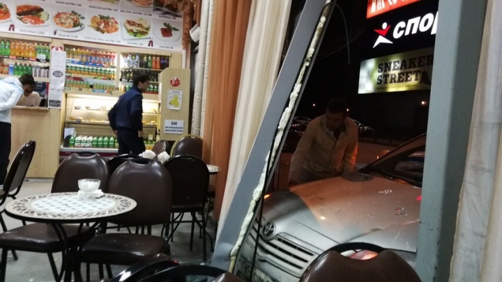 «Ты не ты, когда голоден»: в центре Перми иномарка протаранила кафе «Дубай»