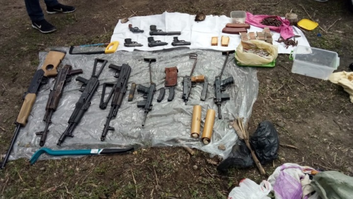 Сотрудники ФСБ нашли в Самарской области схрон с пистолетами, гранатами и тротилом
