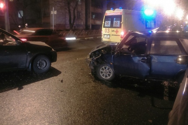 Из-за аварии на Володарского немного затруднено движение транспорта Из-за аварии на Володарского немного затруднено движение транспорта