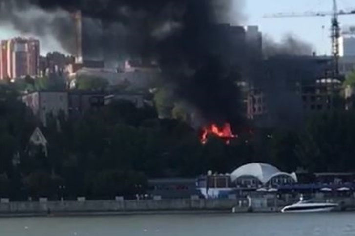 Сорок спасателей два часа тушили возгорание Сорок спасателей два часа тушили возгорание