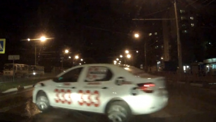 Таксист в Ярославле нарушил все правила, притворившись пешеходом