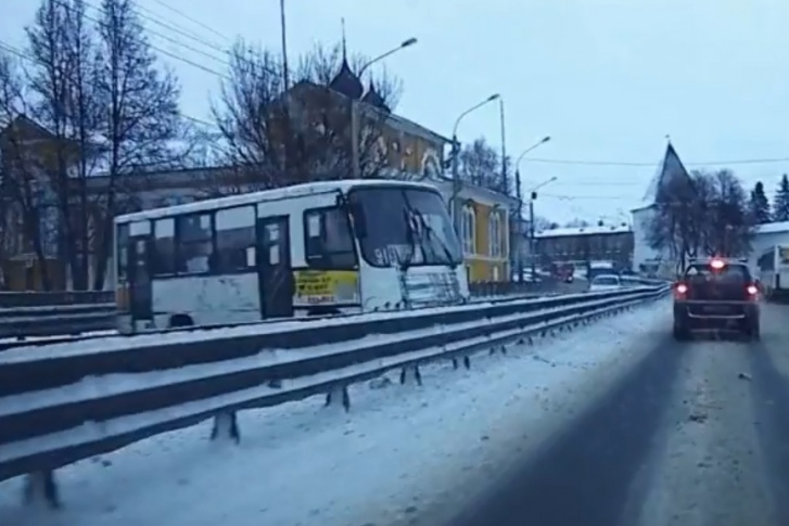 Маршрутку развернуло посреди дороги Маршрутку развернуло посреди дороги