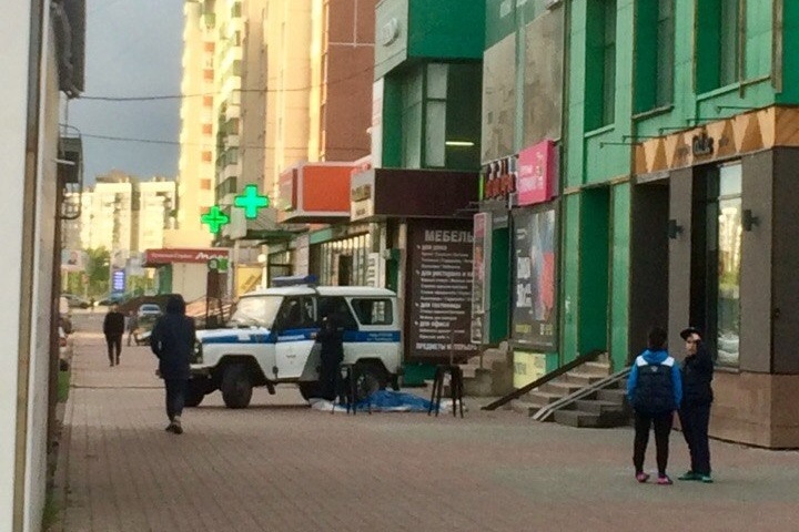 Тело погибшей накрыли полицейские Тело погибшей накрыли полицейские