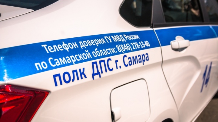 Под Самарой водитель «Калины» врезался в КАМАЗ, пострадали двое детей