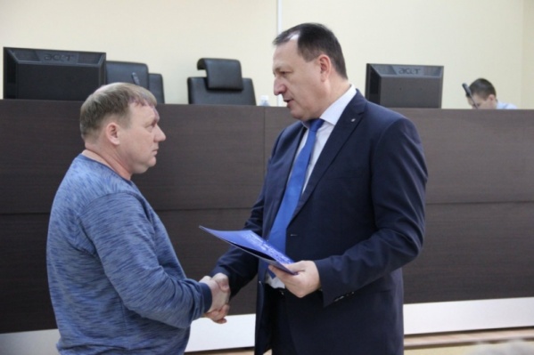 Местные власти наградили мужчину благодарственным письмом Местные власти наградили мужчину благодарственным письмом