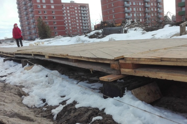 Такие мостки спасут жителей новостроек от весенней слякоти Такие мостки спасут жителей новостроек от весенней слякоти
