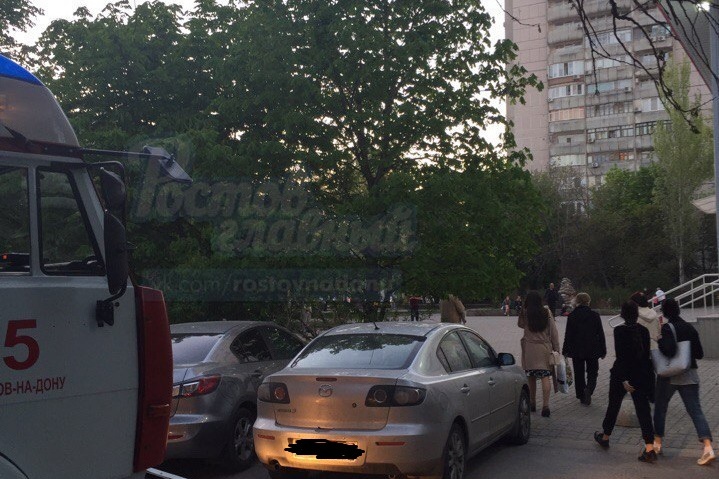 Из-за припаркованной машины пожарные не смогли проехать к месту ЧП Из-за припаркованной машины пожарные не смогли проехать к месту ЧП
