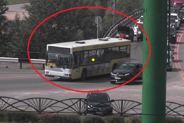 Автобус стоит на средней дамбе Автобус стоит на средней дамбе