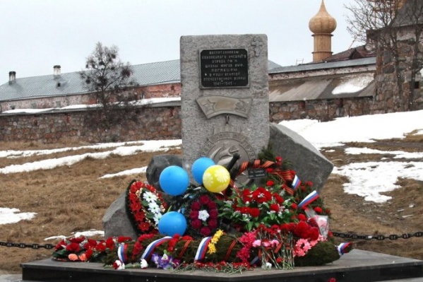 Памятник был установлен в 1972 году, в год 30-летия легендарной школы Памятник был установлен в 1972 году, в год 30-летия легендарной школы