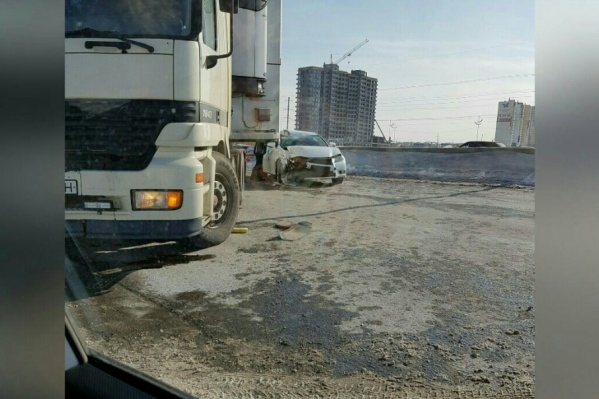 От сильного удара с фурой легковушку отбросило в сторону От сильного удара с фурой легковушку отбросило в сторону
