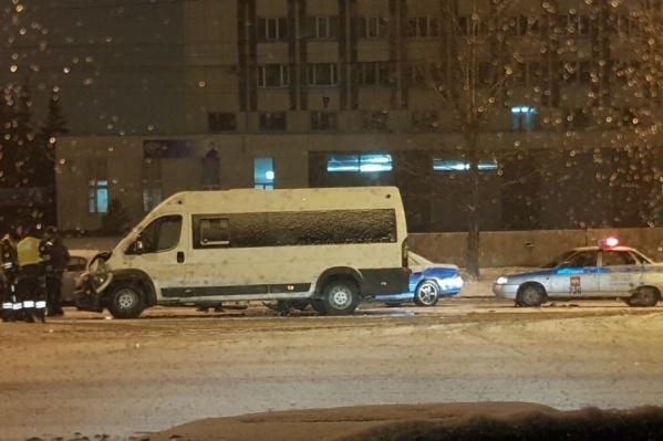 В ДТП в маршруткой пострадали две девушки — пассажирки маршрутки В ДТП в маршруткой пострадали две девушки — пассажирки маршрутки
