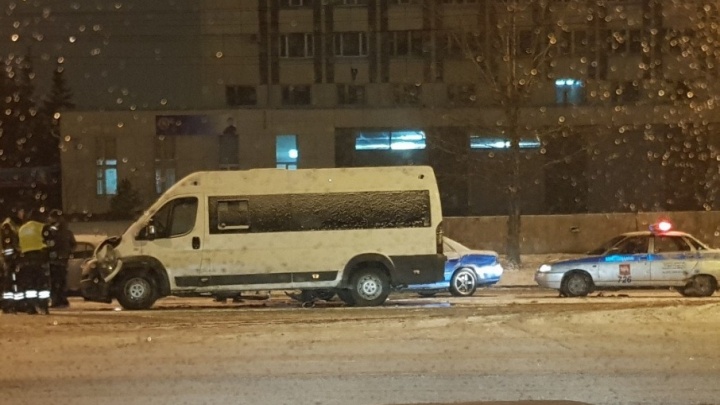 В массовом ДТП в Челябинске иномарки зажали маршрутку