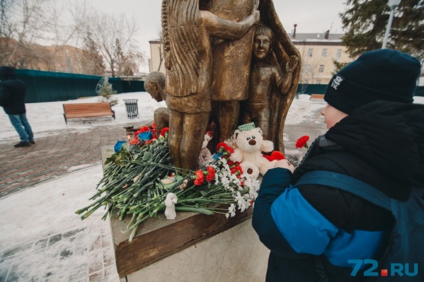 Тюменцы несут к памятнику маме цветы и игрушки Тюменцы несут к памятнику маме цветы и игрушки
