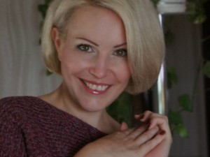 Лариса в последнее время нуждалась в деньгах.
Лариса в последнее время нуждалась в деньгах.