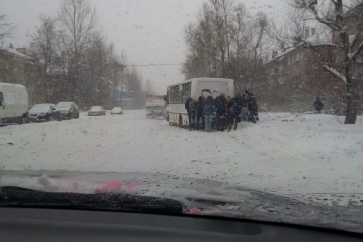 Выталкивают транспорт всем миром Выталкивают транспорт всем миром