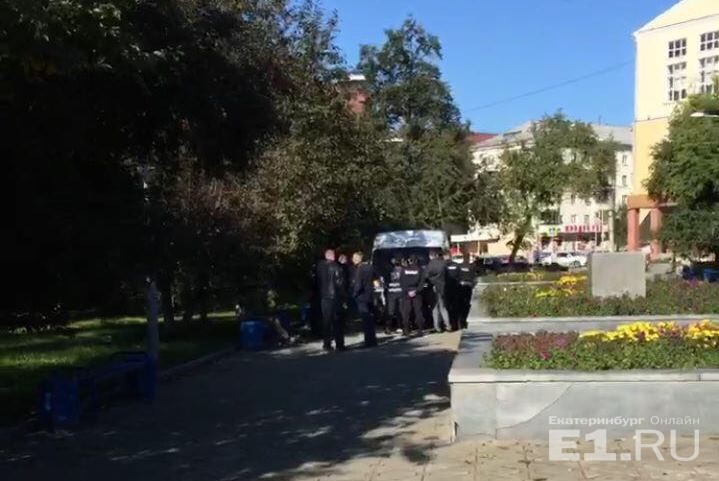 Полицейские закрыли въезд для машины с оборудованием.
Полицейские закрыли въезд для машины с оборудованием.