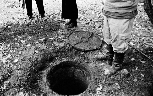 Во Фролово для борьбы с незаконными ассенизаторами засыпали канализационный колодец