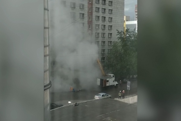 Улицу залило водой Улицу залило водой