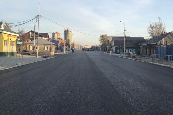 На улице укладывают верхний слой асфальтобетона, обустраивают тротуары и завершают монтаж освещения На улице укладывают верхний слой асфальтобетона, обустраивают тротуары и завершают монтаж освещения