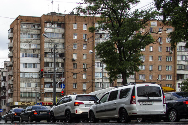 Машины по всему городу стоят в дорожных заторах Машины по всему городу стоят в дорожных заторах