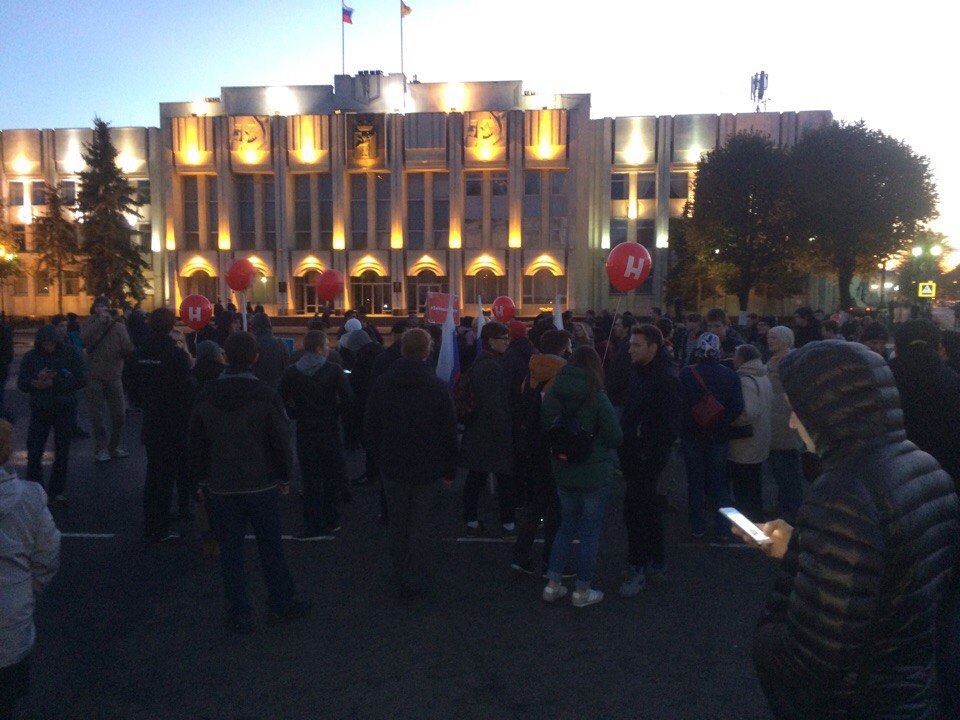 В Ярославле на Советской площади проходил пикет сторонников Навального В Ярославле на Советской площади проходил пикет сторонников Навального