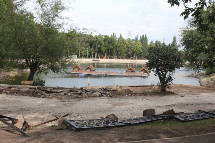 Через полгода самарцы смогут увидеть знаменитое обновленное озеро в парке с новым лебяжьим домиком