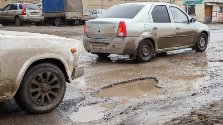 «Мы уже по тротуарам ездим»: Автотранспортная улица Волгограда стала непроходимой для машин