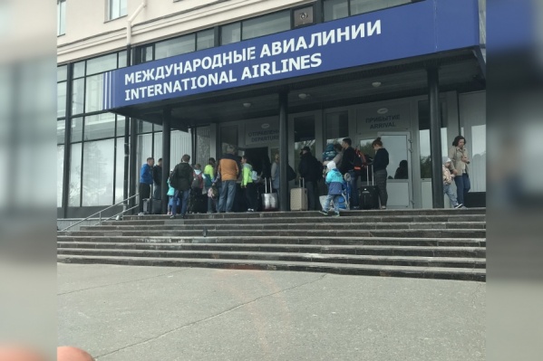 Среди ожидавших вылета на улице были и дети, в том числе и груднички Среди ожидавших вылета на улице были и дети, в том числе и груднички