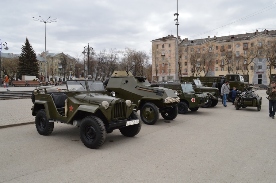 Военные машины расположились напротив входа в ДК Солдатова Военные машины расположились напротив входа в ДК Солдатова