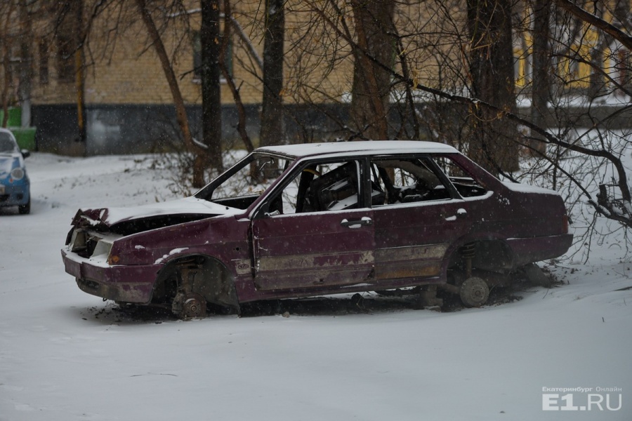 А ещё рядом с домом можно найти вот такие автомобили
А ещё рядом с домом можно найти вот такие автомобили