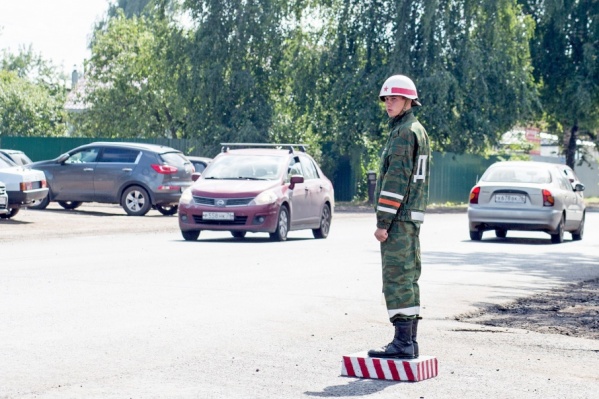 Парни следят, чтобы гражданские не мешали учениям Парни следят, чтобы гражданские не мешали учениям