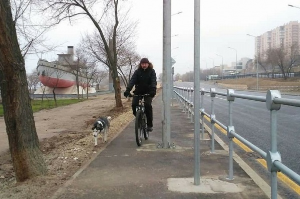 На такой дорожке два велосипедиста не разъедутся На такой дорожке два велосипедиста не разъедутся