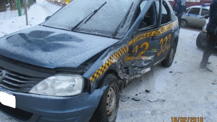 В Рыбинске в аварии с такси пострадали мама с дочкой: названа причина ДТП