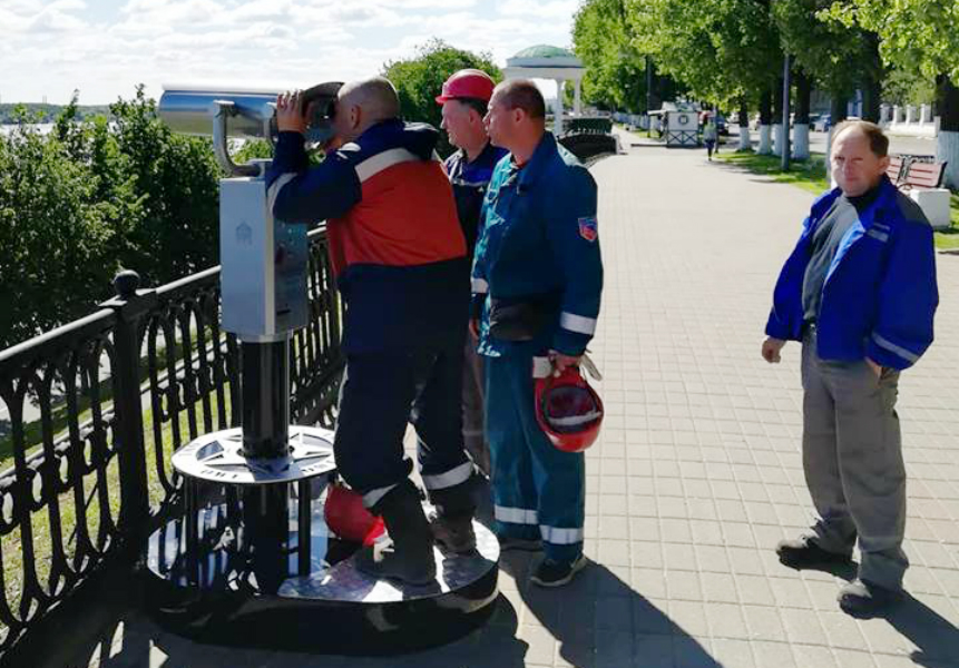 Первыми в 450-килограммовый бинокль посмотрели рабочие, которые его устанавливали Первыми в 450-килограммовый бинокль посмотрели рабочие, которые его устанавливали
