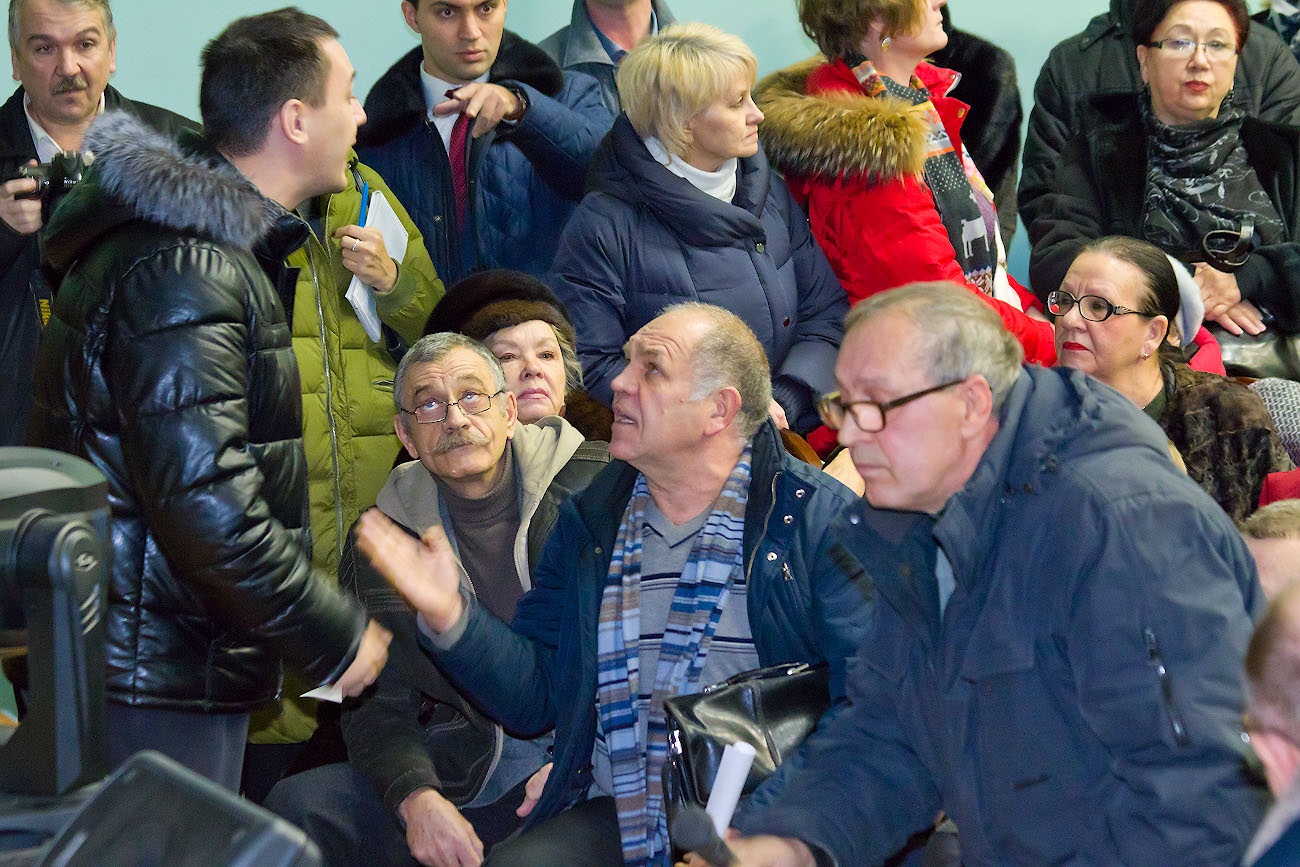 Молодой житель «Вишнёвой горки» (слева) оказался один против сотен дачников Молодой житель «Вишнёвой горки» (слева) оказался один против сотен дачников