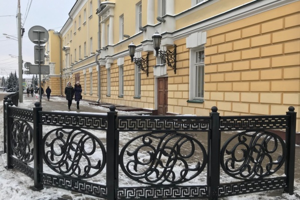 Вензеля на заборе — инициалы основателя театра Федора Волкова Вензеля на заборе — инициалы основателя театра Федора Волкова
