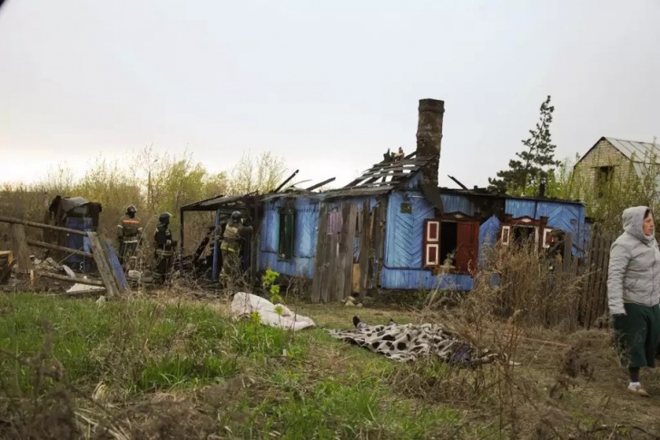 На пожаре трое погибли, двое отправлены в реанимацию На пожаре трое погибли, двое отправлены в реанимацию