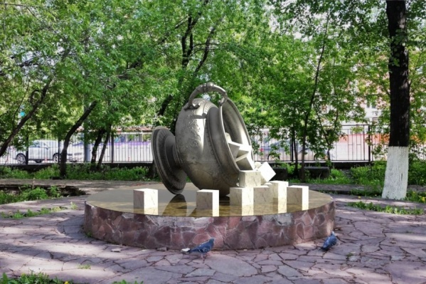 Скульптура символизирует конец «сладкой жизни» династии Грибушиных Скульптура символизирует конец «сладкой жизни» династии Грибушиных