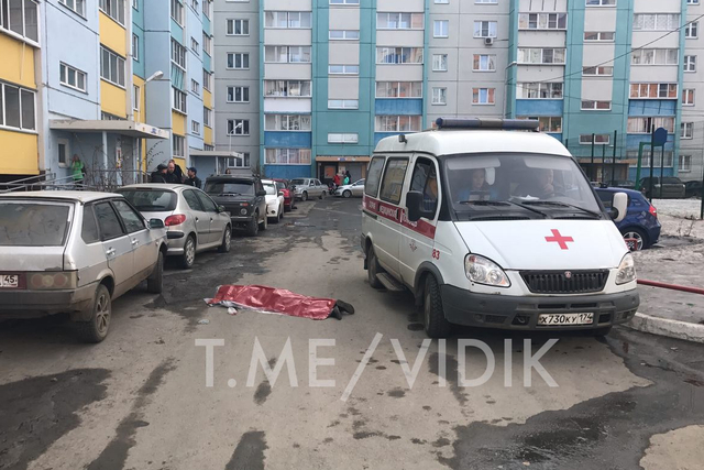 Очевидцы сообщают, что погибший ранее встречался с девушкой подозреваемого Очевидцы сообщают, что погибший ранее встречался с девушкой подозреваемого