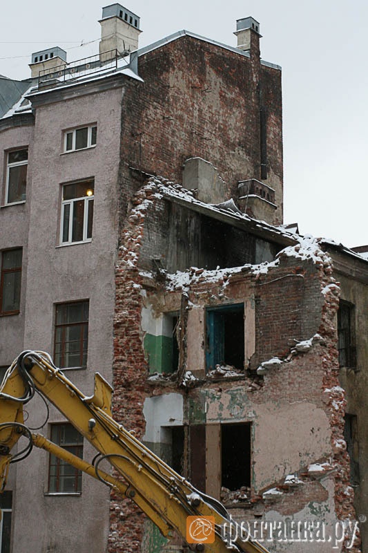 Частично разрушенный флигель и прилегающее жилое здание