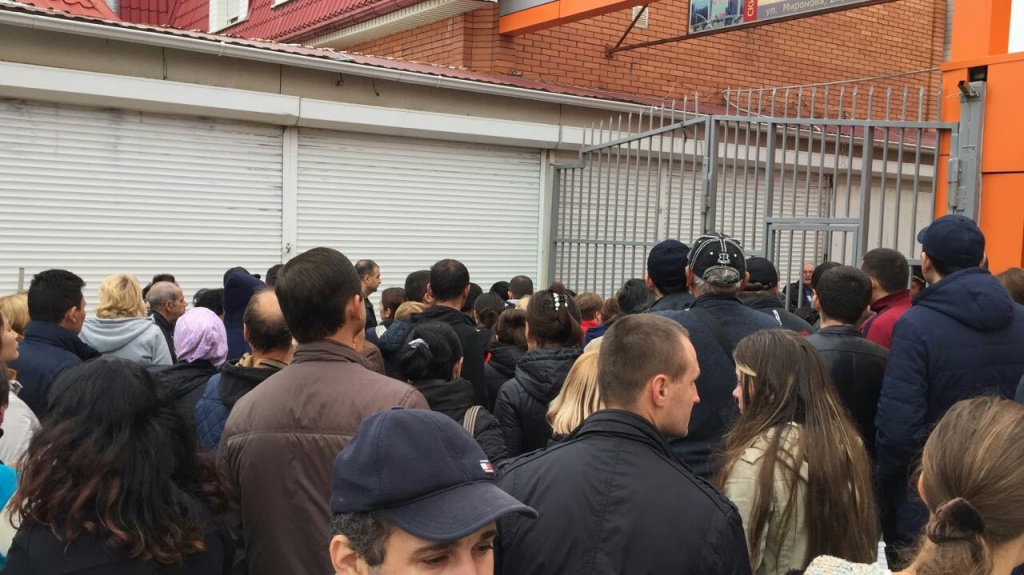 Торговцы не спешат уходить после выступления директора "Темерника" Торговцы не спешат уходить после выступления директора "Темерника"