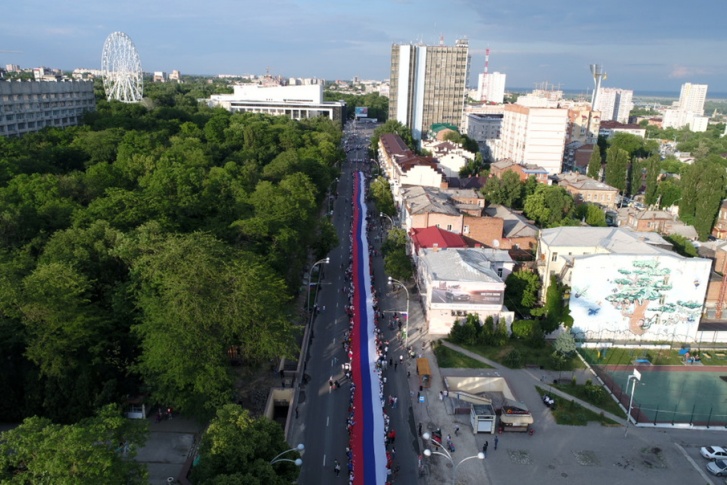 Самый большой флаг в стране развернули в Ростове Самый большой флаг в стране развернули в Ростове