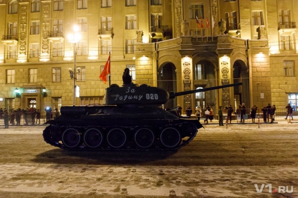 На площади Павших борцов уже прошла первая тренировка парада На площади Павших борцов уже прошла первая тренировка парада