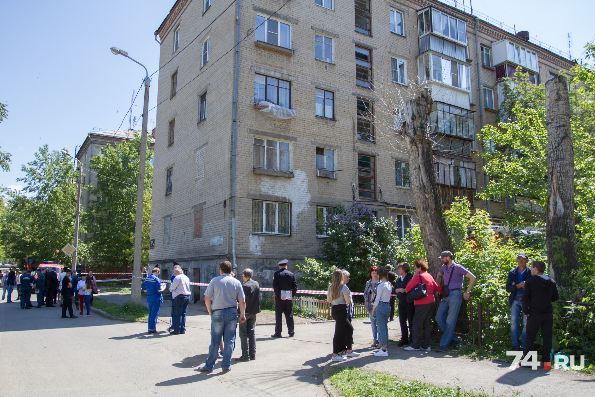 В подъезде не осталось целых стёкол В подъезде не осталось целых стёкол
