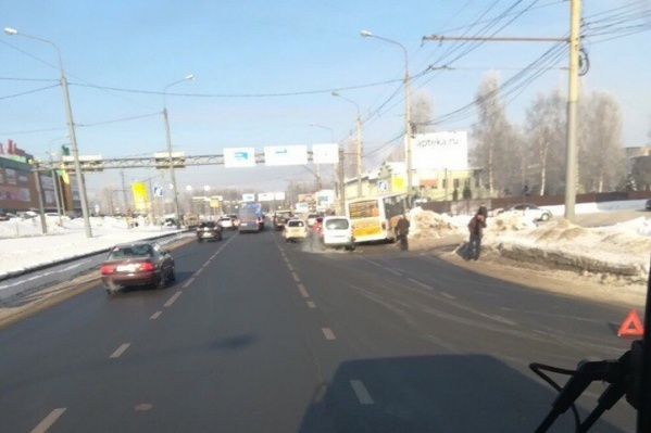 Маршрутка ударилась в столб и застряла в куче снега Маршрутка ударилась в столб и застряла в куче снега