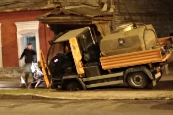 Водителю пришлось обратиться за помощью к эвакуаторам Водителю пришлось обратиться за помощью к эвакуаторам