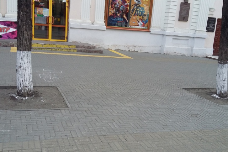 Челябинцам не нравится небрежность, с которой побелили деревья накануне праздника Челябинцам не нравится небрежность, с которой побелили деревья накануне праздника
