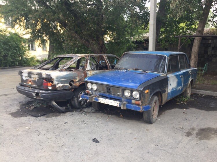 Ещё две машины сгорели вечером 15 августа в Советском районе Ещё две машины сгорели вечером 15 августа в Советском районе