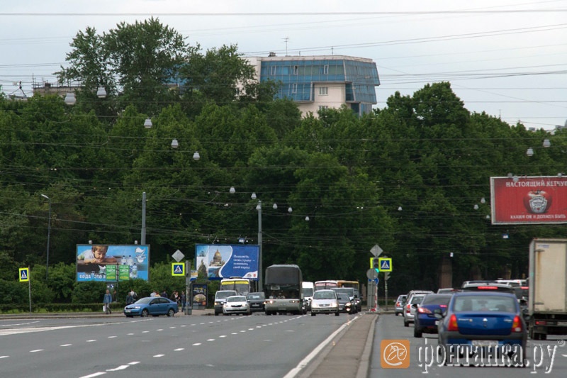 Вид с проспекта Стачек в районе перекрестка с Тракторной улицей
